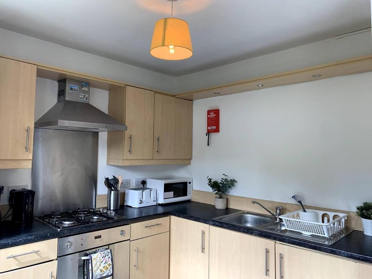 Modern 2 Bedroom Flat With Free Parking In Cambuslang, Glasgow Esterno foto