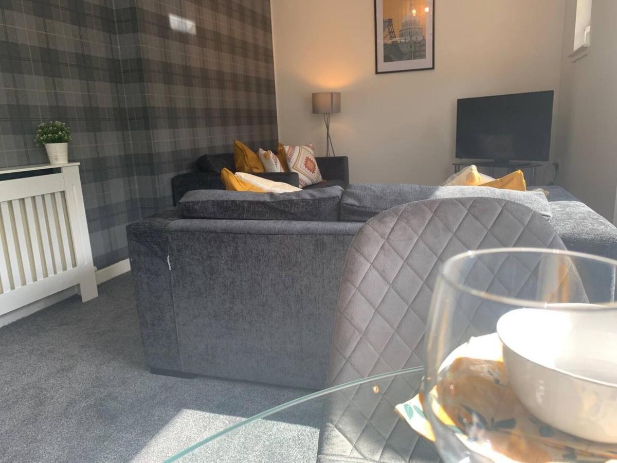 Modern 2 Bedroom Flat With Free Parking In Cambuslang, Glasgow Esterno foto