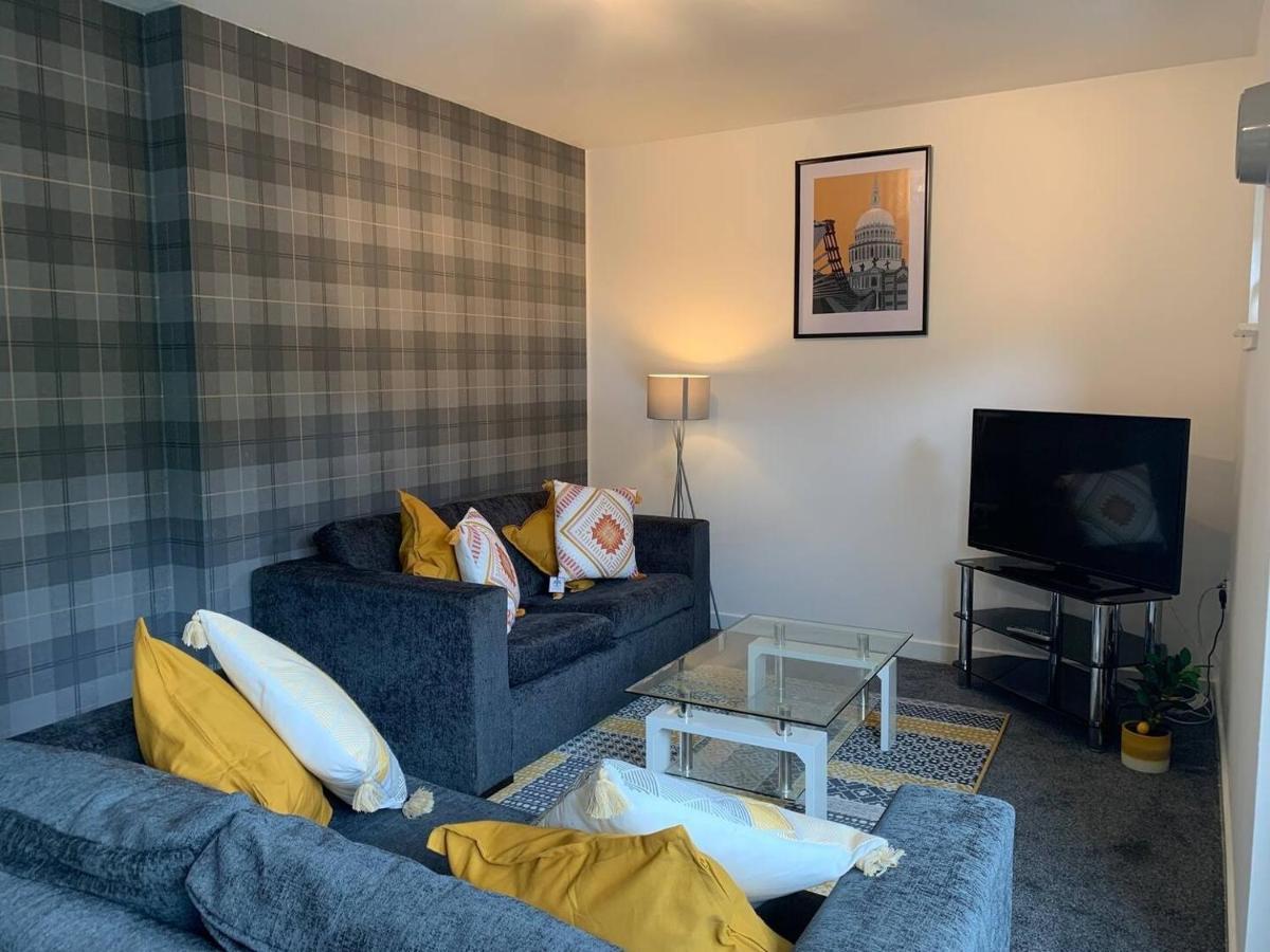 Modern 2 Bedroom Flat With Free Parking In Cambuslang, Glasgow Esterno foto